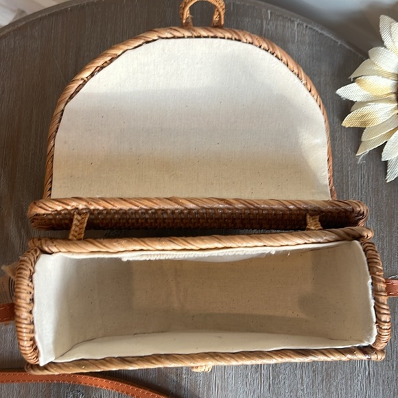 NWT Flap Over Saddle Woven Bag - Picture 3 of 8